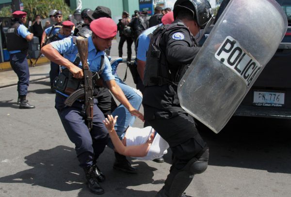 Policías antidisturbios nicaragüenses detienen a un manifestante durante una manifestación para exigir al régimen la liberación de los detenidos por participar en protestas contra el líder Daniel Ortega, en Managua (Nicaragua), el 16 de marzo de 2019. (MAYNOR VALENZUELA/AFP/Getty Images)