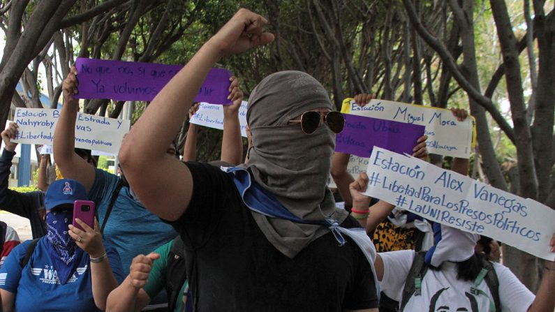 Estudiantes participan en una manifestación convocada por la Universidad Centroamericana (UCA) de Nicaragua para conmemorar los 11 meses del inicio de las protestas antigubernamentales y exigir la liberación de los opositores al régimen de Daniel Ortega detenidos durante dichas protestas, en Managua el 18 de marzo de 2019. (MAYNOR VALENZUELA/AFP/Getty Images)
