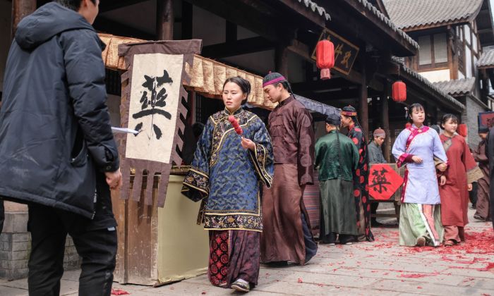 Esta foto muestra actores extras vestidos con atuendos de época caminando en el set durante la filmación de una obra de la televisión china en Hengdian World Studios en Dongyang, en la provincia oriental de Zhejiang, China, el 30 de enero de 2019.  (MATTHEW KNIGHT/AFP/Getty Images)