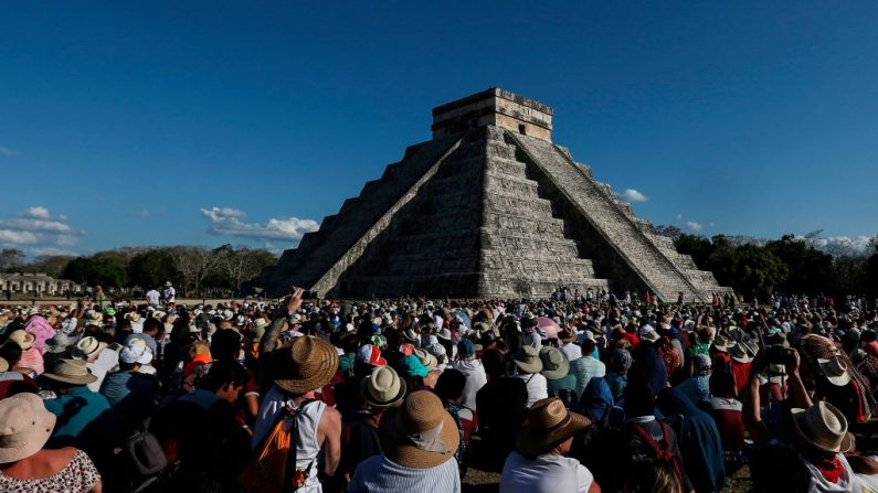 La gente rodea la pirámide de Kukulcán en el sitio arqueológico maya de Chichén Itzá, en el estado de Yucatán, México, durante la celebración del equinoccio de primavera el 21 de marzo de 2019. Poco antes un gran remolino se observó en el lugar. (HUGO BORGES/AFP/Getty Images