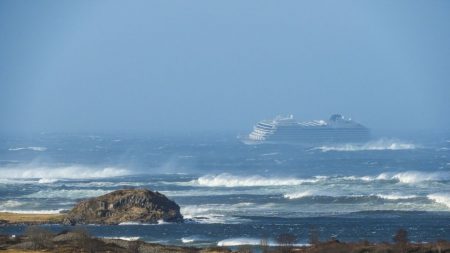 Impactantes escenas dentro del crucero Viking Sky de Noruega mientras 1300 turistas deben ser evacuados