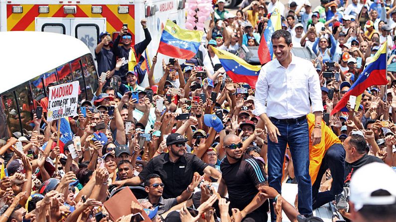 El presidente encargado de Venezuela Juan Guaidó saluda a los venezolanos durante una manifestación en Barcelona, Estado Anzoátegui, Venezuela, el 23 de marzo de 2019. (CARLOS LANDAETA/AFP/Getty Images)