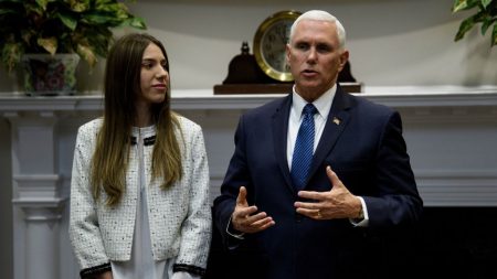 Pence dice que Estados Unidos no cejará hasta que Venezuela recupere la libertad