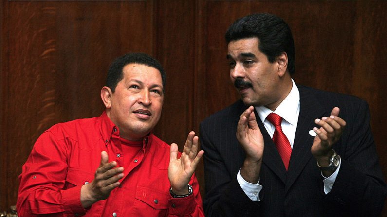 El exlíder socialista venezolano Hugo Chávez (i) y Nicolás Maduro, el 18 de diciembre de 2007, en el edificio de la Universidad de Montevideo. (MIGUEL ROJO/AFP/Getty Images)