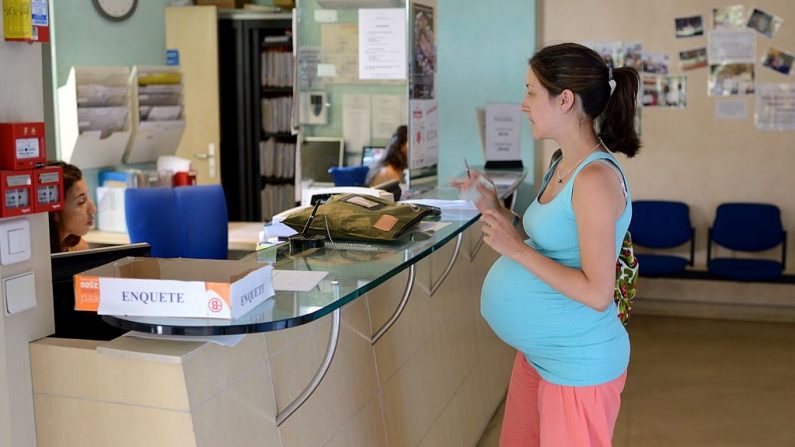 Una joven embarazada llega para una visita médica el 2 de agosto de 2013 a la maternidad 'Les Lilas' en Les Lilas, un suburbio del noreste de París. (ERIC FEFERBERG/AFP/Getty Images)