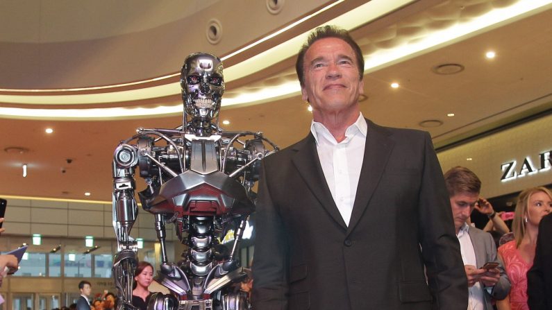 Arnold Schwarzenegger asiste al estreno en Seúl de 'Terminator Genisys' en el Lotte World Tower Mall el 2 de julio de 2015 en Seúl, Corea del Sur. (Foto de Chung Sung-Jun/Getty Images para Paramount Pictures International)