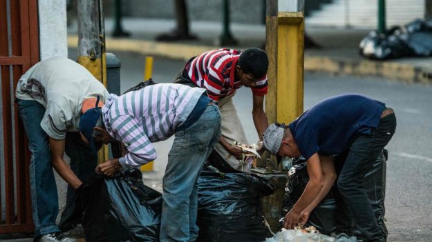 «Acabar con los restaurantes»: la solución de un dirigente chavista para que nadie coma de la basura