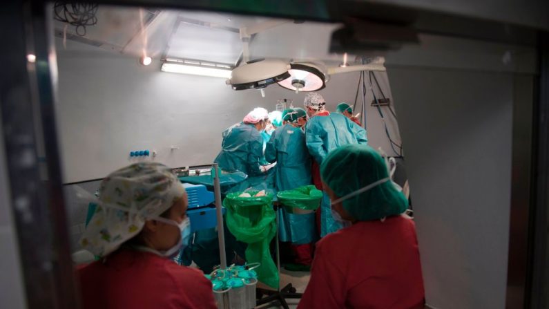 Imagen ilustrativa de una cirugía en un quirófano. (PIERRE-PHILIPPE MARCOU/AFP/Getty Images)