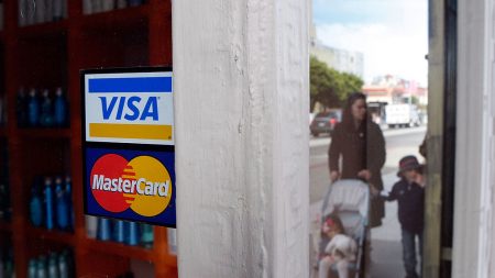 EE.UU. analiza restringir Visa y Mastercard en Venezuela para elevar la presión sobre Maduro