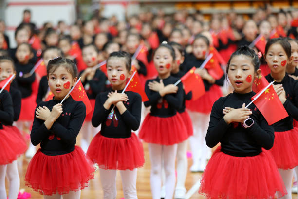 Niños realizan un baile para celebrar el Día Nacional en Lianyungang, Jiangsu Provincia de China. Chinese people (Crédito: VCG/Getty Images)