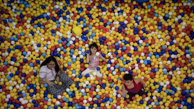 Niños juegan en un parque de bolas en un centro comercial en Manila el 28 de junio de 2018. (NOEL CELIS/AFP/Getty Images)
