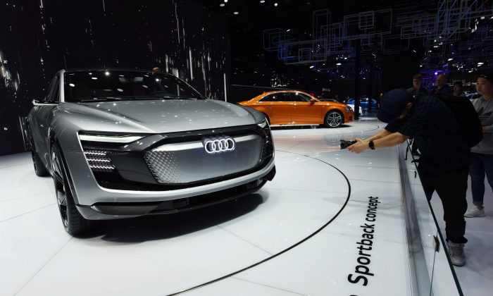 Un auto Audi se exhibe durante el segundo día de la 17ª Exposición Internacional de la Industria del Automóvil de Shanghai, el 20 de abril de 2017. (STR/AFP/Getty Images)