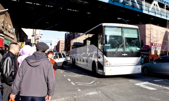 Foto de un autobús en Manhattan. (Amal Chen/The Epoch Times)