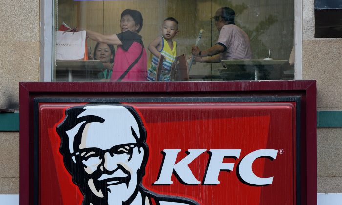 Clientes comiendo en un restaurante de KFC. (Mark Ralston/AFP/Getty Images)