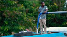 Él es el ‘water man’, un africano que lleva camiones con agua para que ningún animal muera de sed