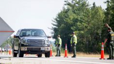 Vuelca camioneta con inmigrantes ilegales que escapaban de la policía en la frontera de EEUU: 2 muertos