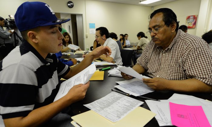 Inmigrante ilegal recibe ayuda para llenar su solicitud para el programa de acción diferida para los llegados en la infancia, en Los Ángeles el 15 de agosto de 2012. (Kevork Djansezian/Getty Images)