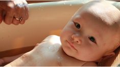 Papá baña a su bebé por primera vez en un momento indescriptible de amor y ternura que se vuelve viral
