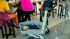 Avión regresa al aeropuerto porque una pasajera olvidó a su bebé en la sala de espera