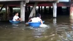 Niños deben bracear por el río en tinajas de plástico para llegar a la escuela en amazonas de Perú