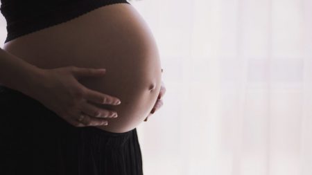Estudio relaciona infecciones de COVID en embarazadas con mayor dificultad respiratoria en bebés