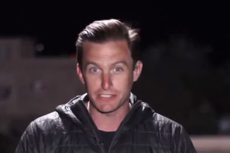 Reportero de NBC se hace viral al no darse cuenta que escupe para alisar su cabellos en vivo  (Captura de imagen)
