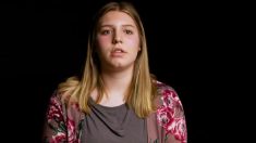 “Me sentí violada”: Adolescente demanda a su escuela por estudiante trans en vestuario de mujeres