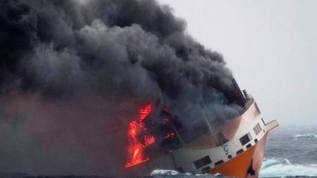 Barco con 2000 automóviles se hunde y derrama toneladas de combustible hacia Francia