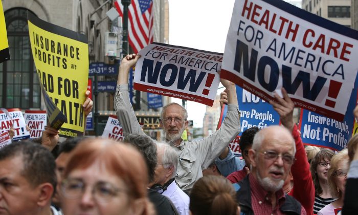 Los partidarios de la reforma del sistema de salud protestan contra un “Gran seguro: Harto de esto” en la ciudad de Nueva York, el 22 de septiembre de 2009. (Mario Tama/Getty Images)