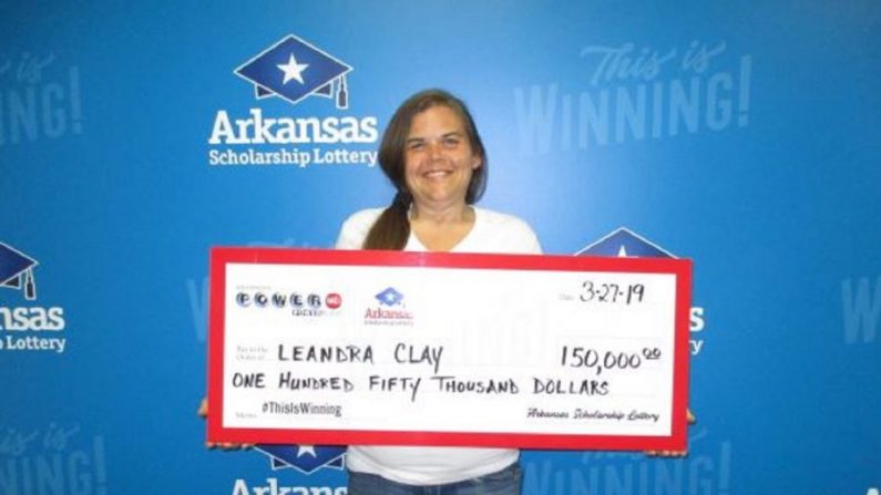 LeAndra Clay posa para una foto después de ganar un premio Powerball de 150.000 dólares. (Lotería de becas de Arkansas)