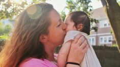 Bebé operado en el vientre de su madre demuestra al mundo que decirle «sí a la vida» vale la pena
