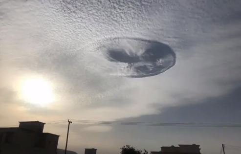 Algunos residentes en Emiratos Árabes quedaron impactados por el tipo de nube que surgió en los cielos y bromearon todo tipo de apodos. (Captura de vídeo)