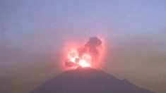Volcán Popocatépetl desata una violenta explosión con rocas incandescentes a gran distancia