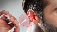 Hombre pierde la audición y casi muere por usar hisopos de algodón para limpiarse los oídos