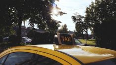 Taxista colombiano buscó a 2 mujeres que dejaron 12.600 dólares olvidados en su auto