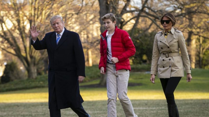 El presidente Donald Trump, la primera dama Melania Trump y su hijo Barron Trump llegan al jardín sur de la Casa Blanca en Washington el 10 de marzo de 2019. (Al Drago/Getty Images)