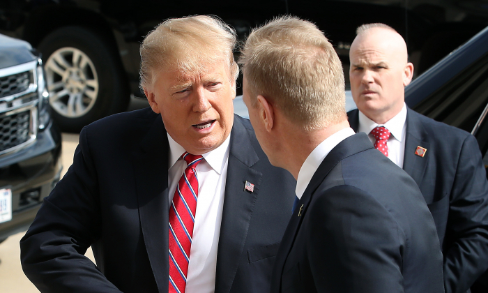 El presidente Donald Trump es recibido por el secretario de Defensa en funciones Patrick Shanahan durante su llegada al Pentágono el 15 de marzo de 2019 en Arlington, Virginia. (Mark Wilson/Getty Images)