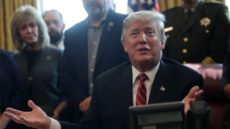 El presidente Donald Trump habla durante un acto sobre seguridad fronteriza en la Oficina Oval de la Casa Blanca en Washington el 15 de marzo de 2019. (Alex Wong/Getty Images)
