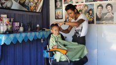 Peluquero de buen corazón regala cortes de pelo y útiles escolares para 100 niños necesitados