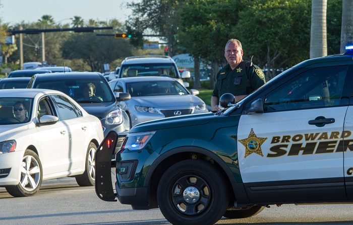 El ayudante del sheriff del Condado caso de conductora se salva de barra metálica que atravesó parabrisas de su automóvil EFE/GIORGIO VIERA
