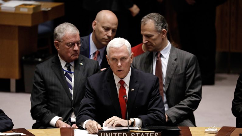 El vicepresidente estadounidense, Mike Pence (c), participa en la reunión del Consejo de Seguridad de las Naciones Unidas (ONU) referente a la situación de Venezuela el 10 de abril de 2019 en la sede de la ONU en Nueva York (Estados Unidos). EFE