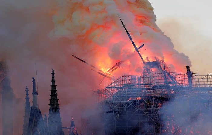 La Fiscalía de París anunció a Efe este lunes la apertura de una investigación para determinar las circunstancias del incendio que afecta a gran parte del tejado de la catedral de Notre Dame de París