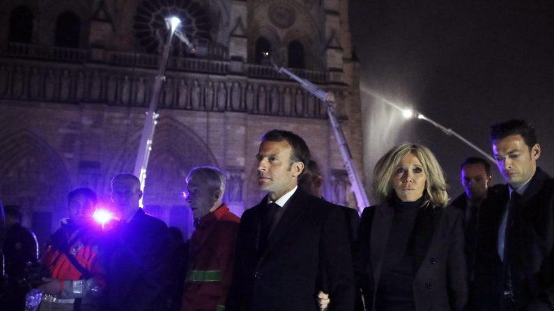 El presidente de Francia, Emmanuel Macron (c), y su esposa Brigitte Macron (2-d) visitan a los bomberos que intentan apagar el incendio en la catedral de Notre Dame el 15 de abril de 2019, en París (Francia). EFE
