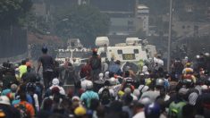 El momento en que una tanqueta militar arrolla a manifestantes cerca de base militar en Caracas