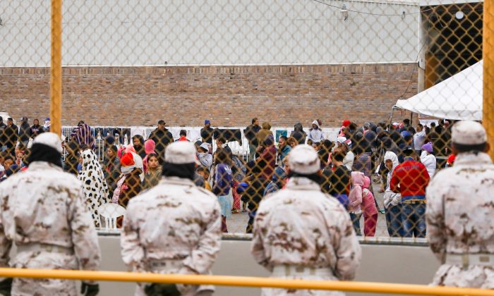 Policía y personal militar mexicano vigilan las afueras de una antigua fábrica donde se encuentran detenidos alrededor de 1800 migrantes centroamericanos en Piedras Negras, México, el 8 de febrero de 2019. (Charlotte Cuthbertson/The Epoch Times)