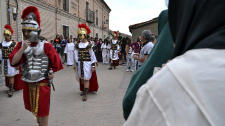 Perro callejero defiende al “Jesús” que los romanos azotan en una representación del viacrucis