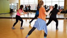 Médicos y enfermeras despiden con genial coreografía a una niña de 12 que supera el cáncer