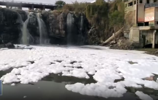 Espuma blanca en el río de Santiago, el más contaminado de México. (Captura de vídeo)