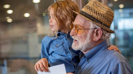 Abuelo de Puerto Rico retoma sus estudios y se gradúa de ingeniero a sus casi 80 años