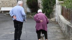 Policías conmovidos cocinan pastas para una solitaria pareja de ancianos y su bondad se vuelve viral